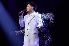張信哲征服紐約 Madison Square Garden《未來式Our Story》熱力開唱 華語樂壇傳奇再登世界舞台