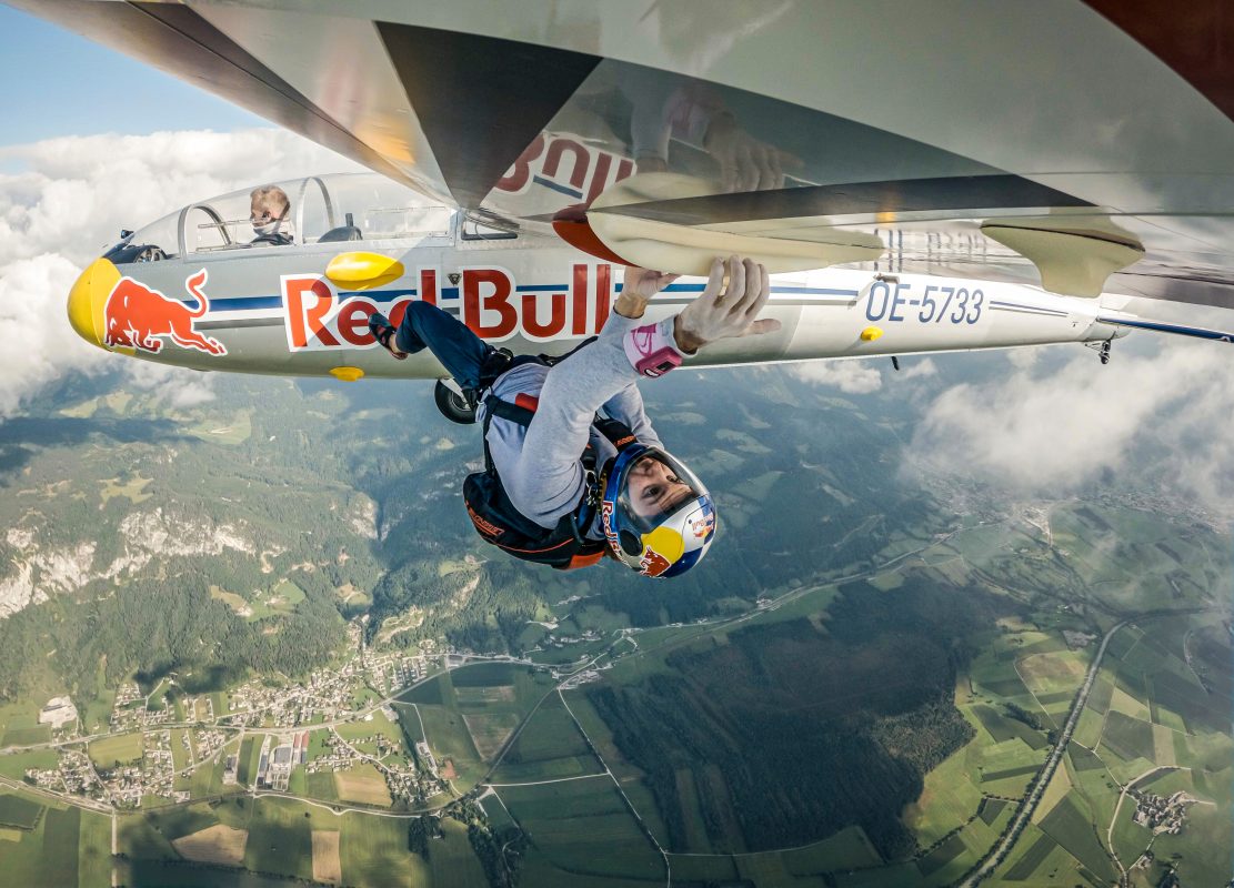 攀越天空極限！Domen Skofic 攀上飛行中的 Red Bull Blanix 滑翔機 創下全球首例空中攀岩壯舉6
