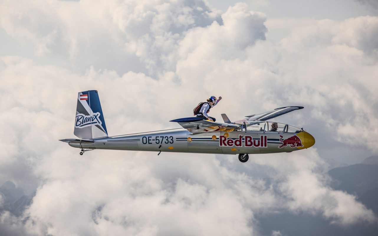 攀越天空極限！Domen Skofic 攀上飛行中的 Red Bull Blanix 滑翔機 創下全球首例空中攀岩壯舉9
