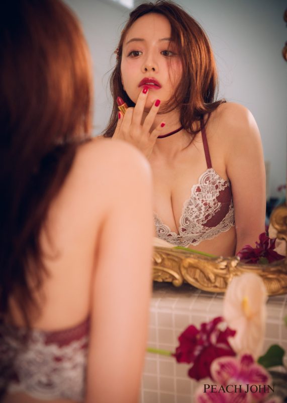 森香澄化身冬季繆思｜PEACH JOHN 2025冬季系列以浪漫蕾絲與節慶光澤重寫女性魅力14
