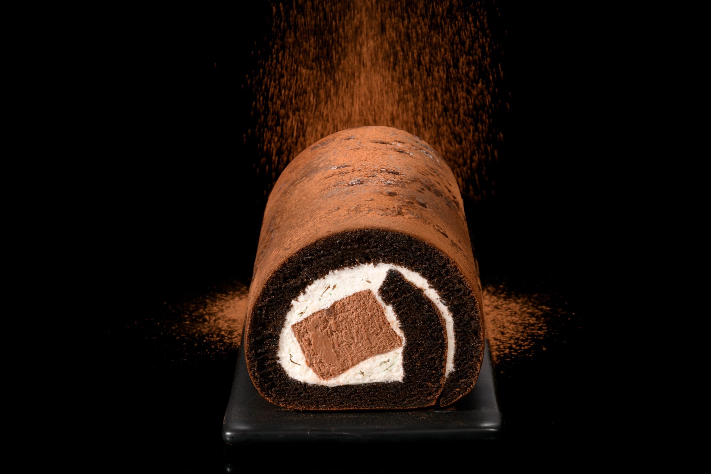 極致黑金登場，亞尼克攜手Belcolade推出「厄瓜多爾脆皮黑巧克力生乳捲」每日限量200條 (1)