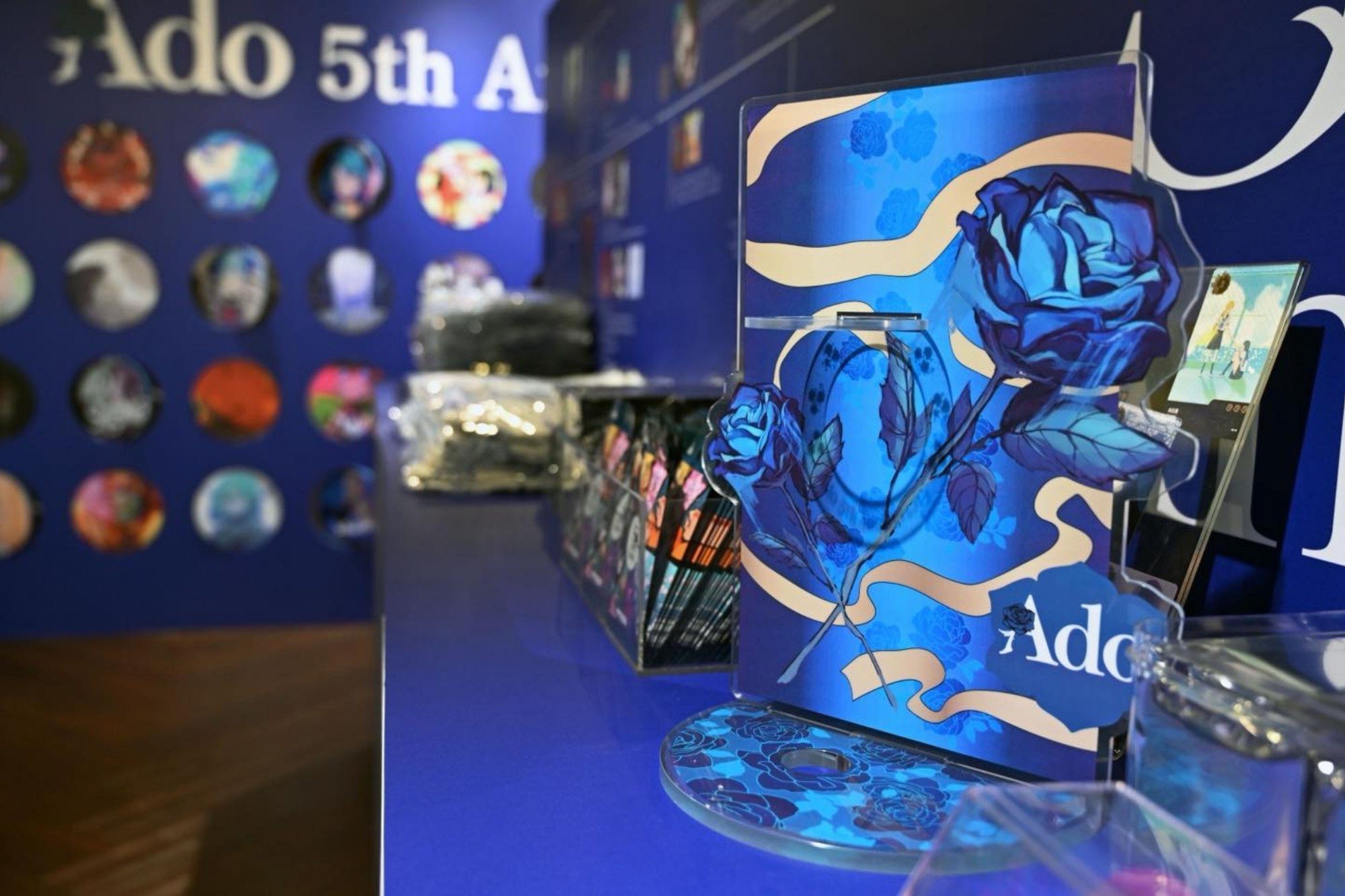 神秘歌姬Ado五週年限定登場｜台北快閃店重磅回歸 藍玫瑰主題打造夢幻追星空間4