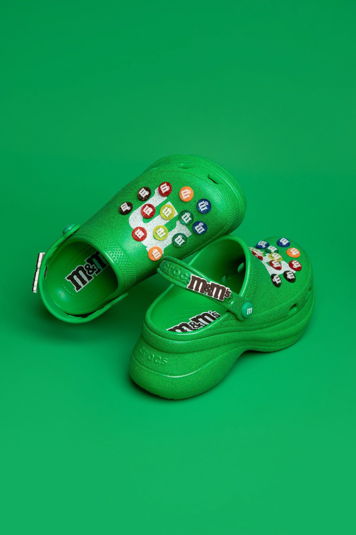 繽紛甜趣遇上潮流舒適：M&M’S X Crocs限量聯名系列10月10日全球登場 (2)