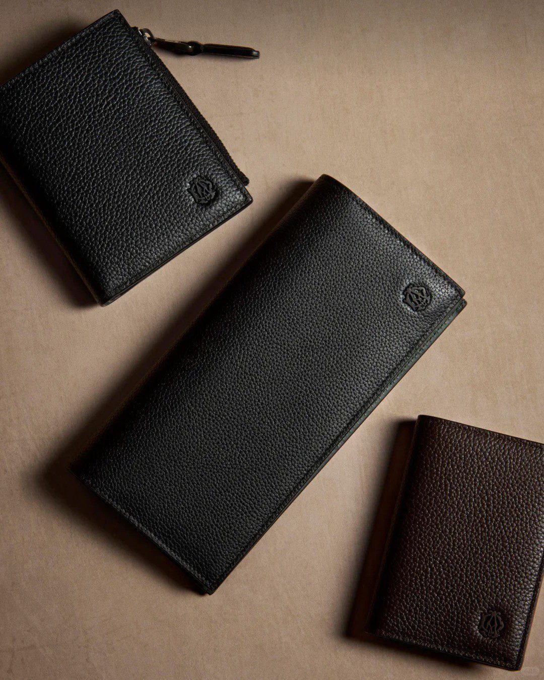 英倫紳士的時間印記｜dunhill Harness 1893 與 Burlington 系列以革藝詮釋恆久風格