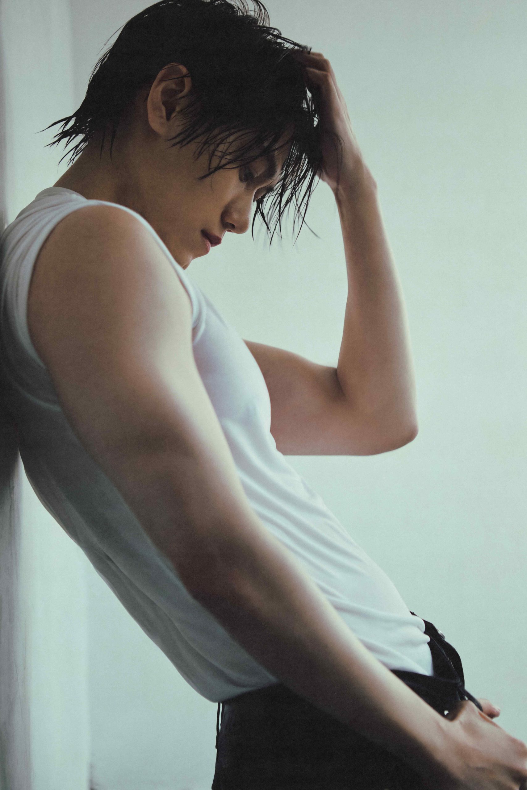 邱宇辰〈CINDER KISS〉性感回歸　出道20週年突破極限！寫真秒殺、濕身形象掀熱潮 (5)