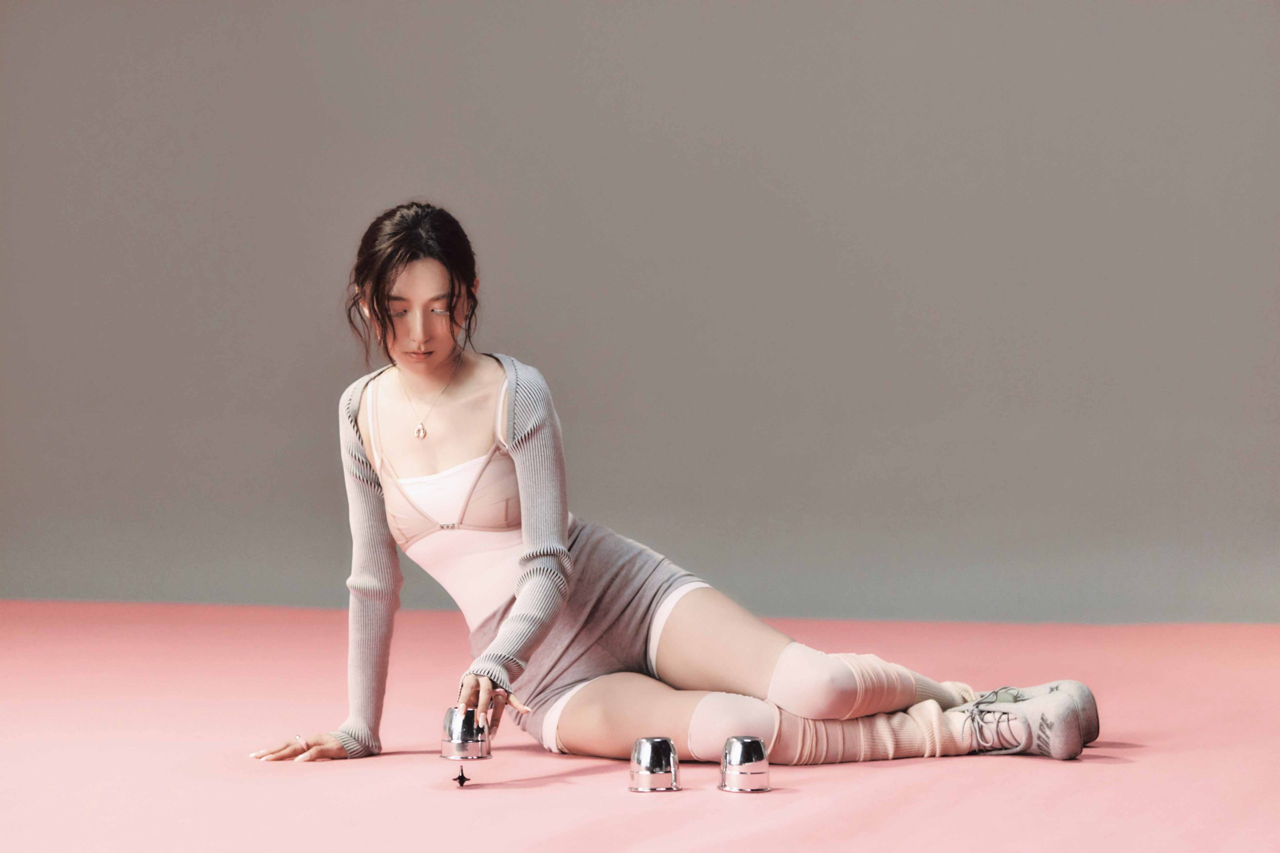 Haezee黃瑋昕最新MV〈我為未知活著〉震撼登場｜三重角色詮釋生命真諦 (1)