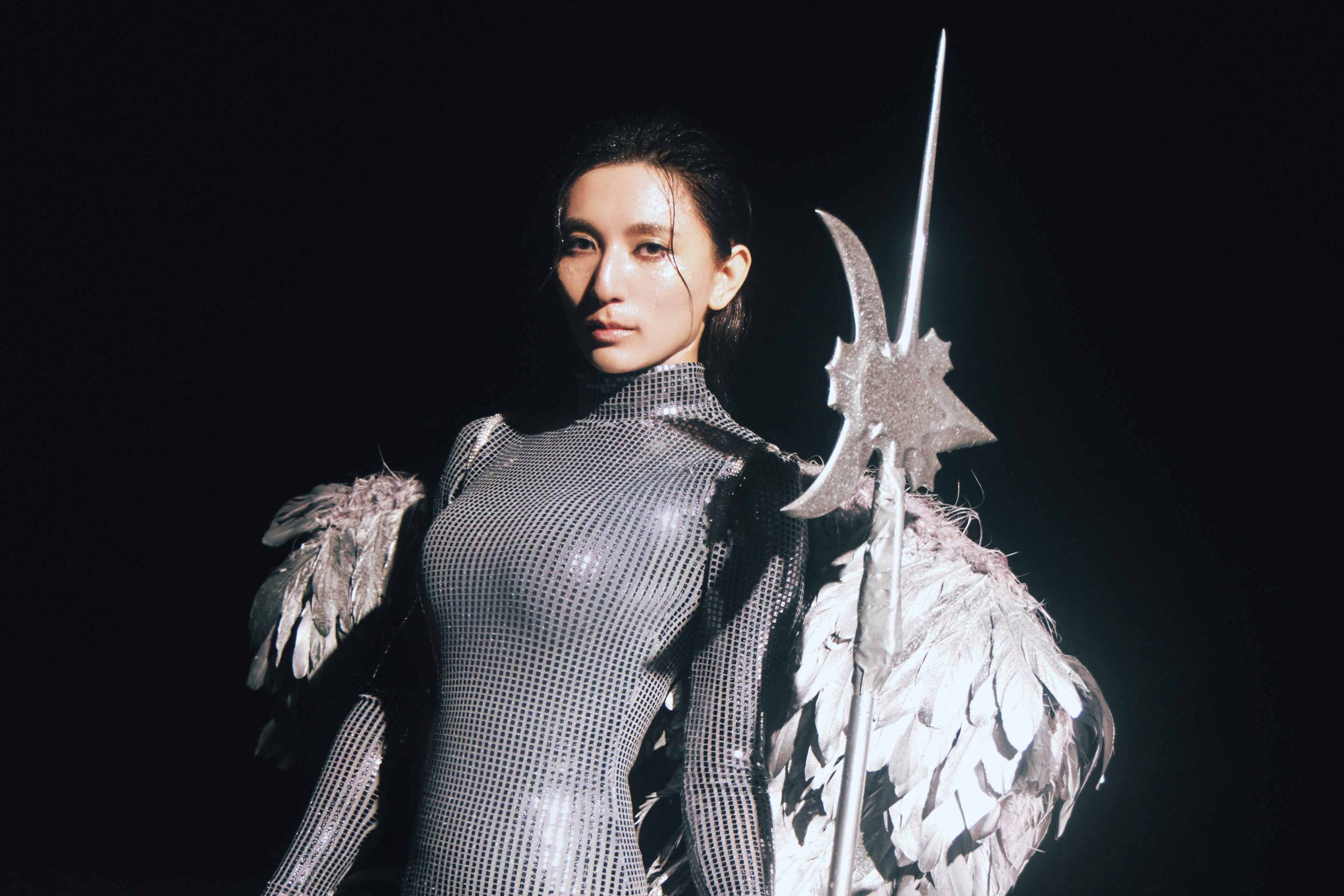 Haezee黃瑋昕最新MV〈我為未知活著〉震撼登場｜三重角色詮釋生命真諦 2