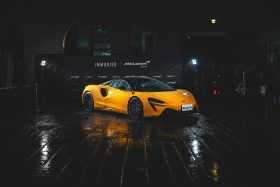INMORIES SS26《COLLECTION M》邂逅 McLaren Artura Spider｜在速度與結構之間尋找平靜的詩意時尚