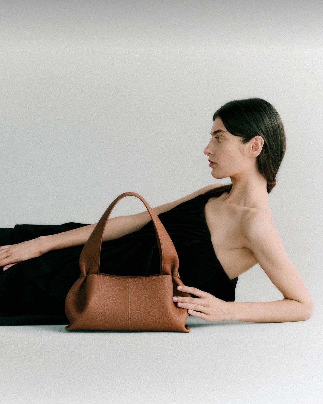 Polène全新NUMÉRO NEUF EAST-WEST包款｜優雅線條重塑經典比例的當代延伸