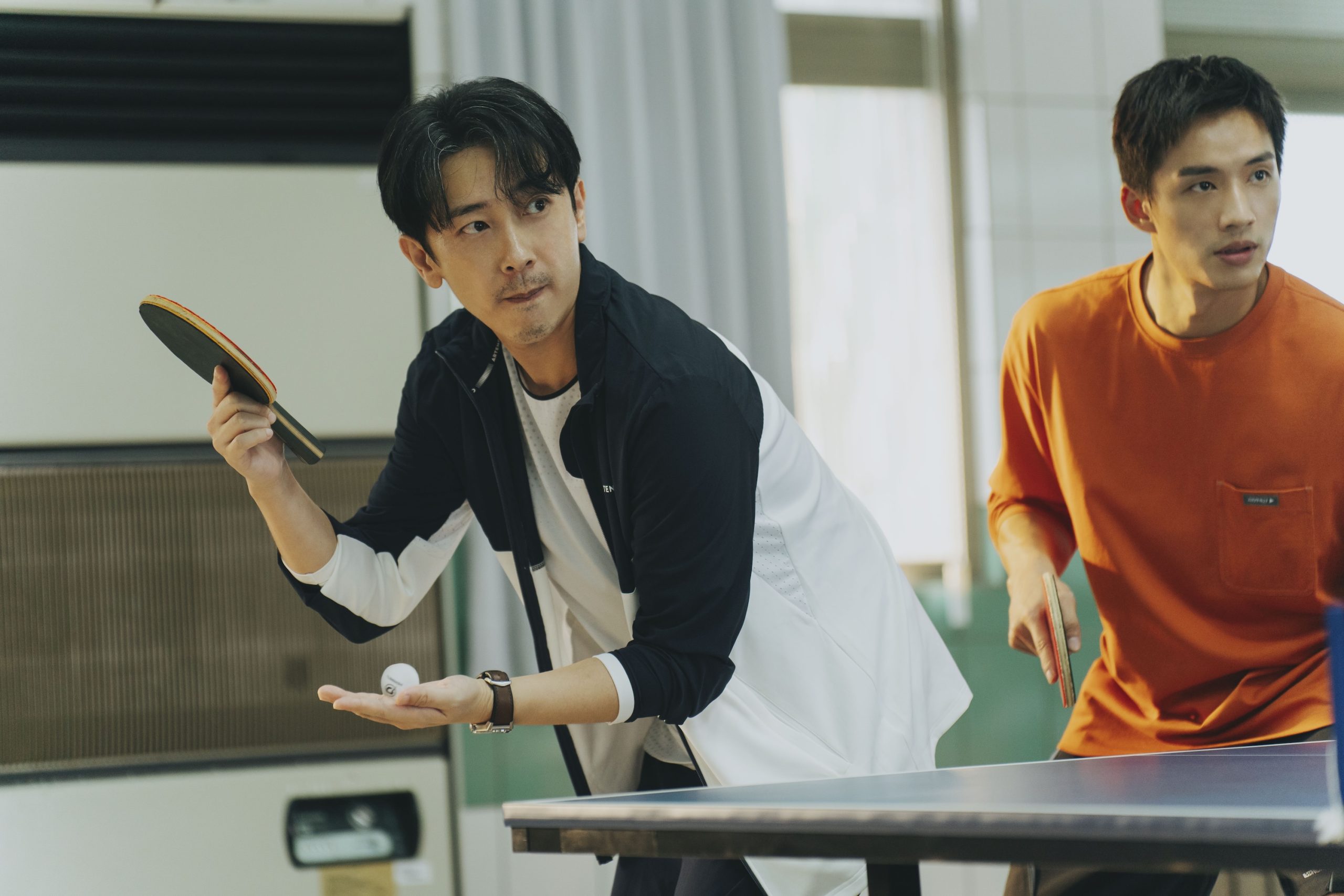 《監所男子囚生記》乒乓對決燃爆職場鬥志　施名帥黃冠智師徒重聚激出新火花 (2)