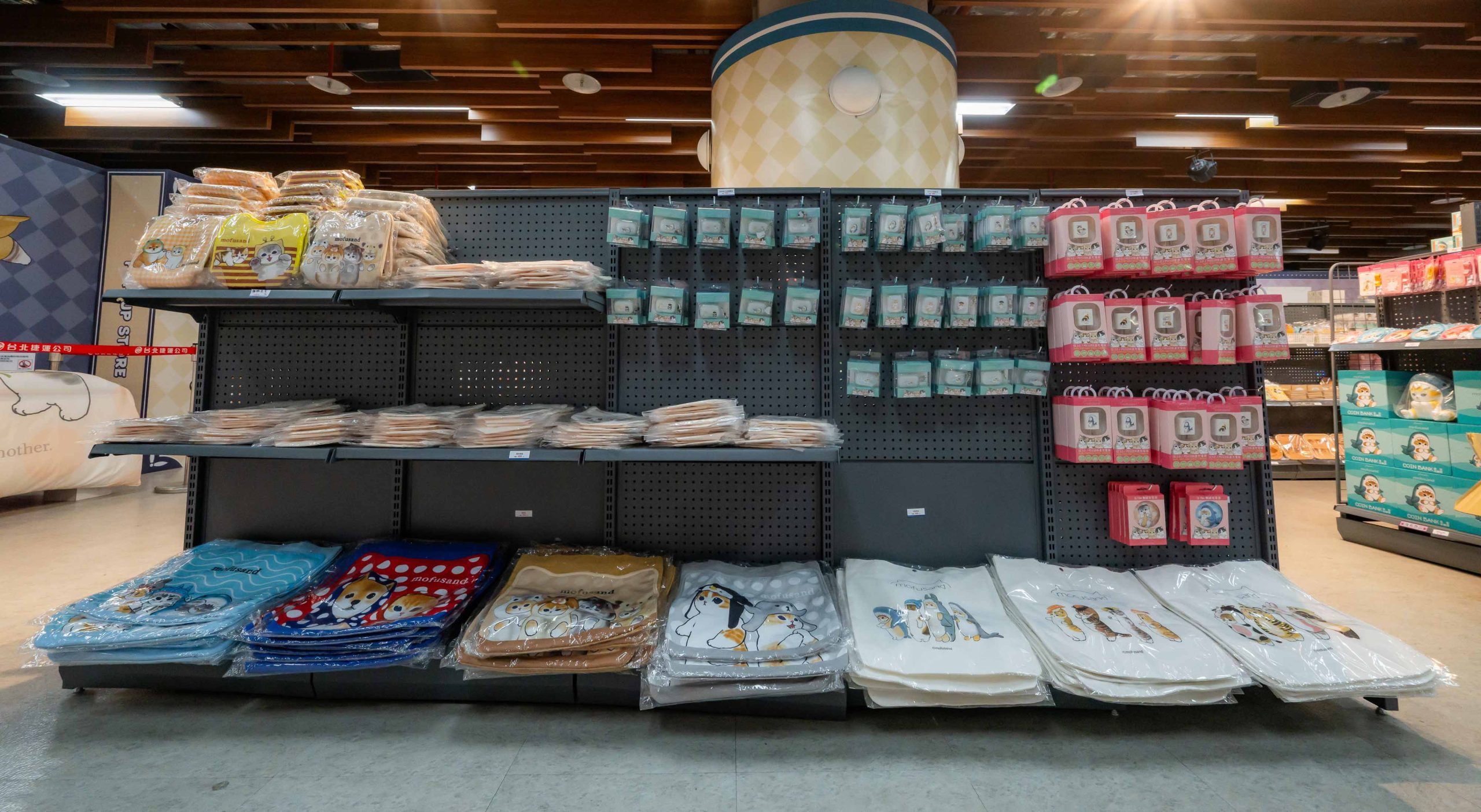 《貓福珊迪》恐龍喵快閃店現身台北東區！冬季十大打卡點、百款週邊萌力全開 (8)