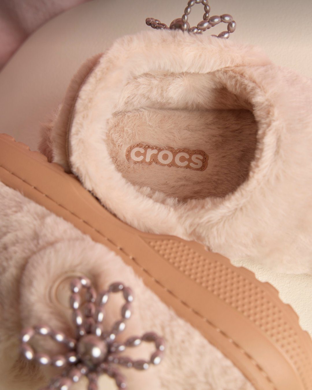 冬日街頭最療癒亮點 Crocs 經典雪絨洞洞鞋｜兼具溫度與造型的舒適時尚之選2