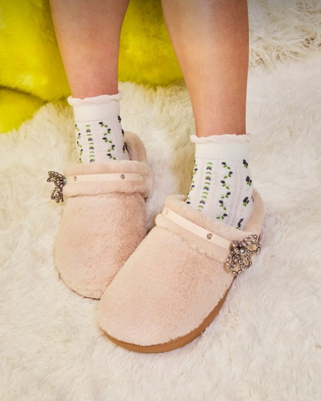 冬日街頭最療癒亮點 Crocs 經典雪絨洞洞鞋｜兼具溫度與造型的舒適時尚之選3