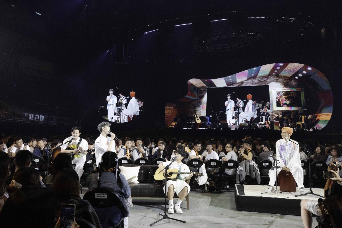 理想混蛋攻蛋圓夢！吳青峰驚喜現身合唱〈下雨的夜晚〉 22000名小混蛋齊唱感動淚崩