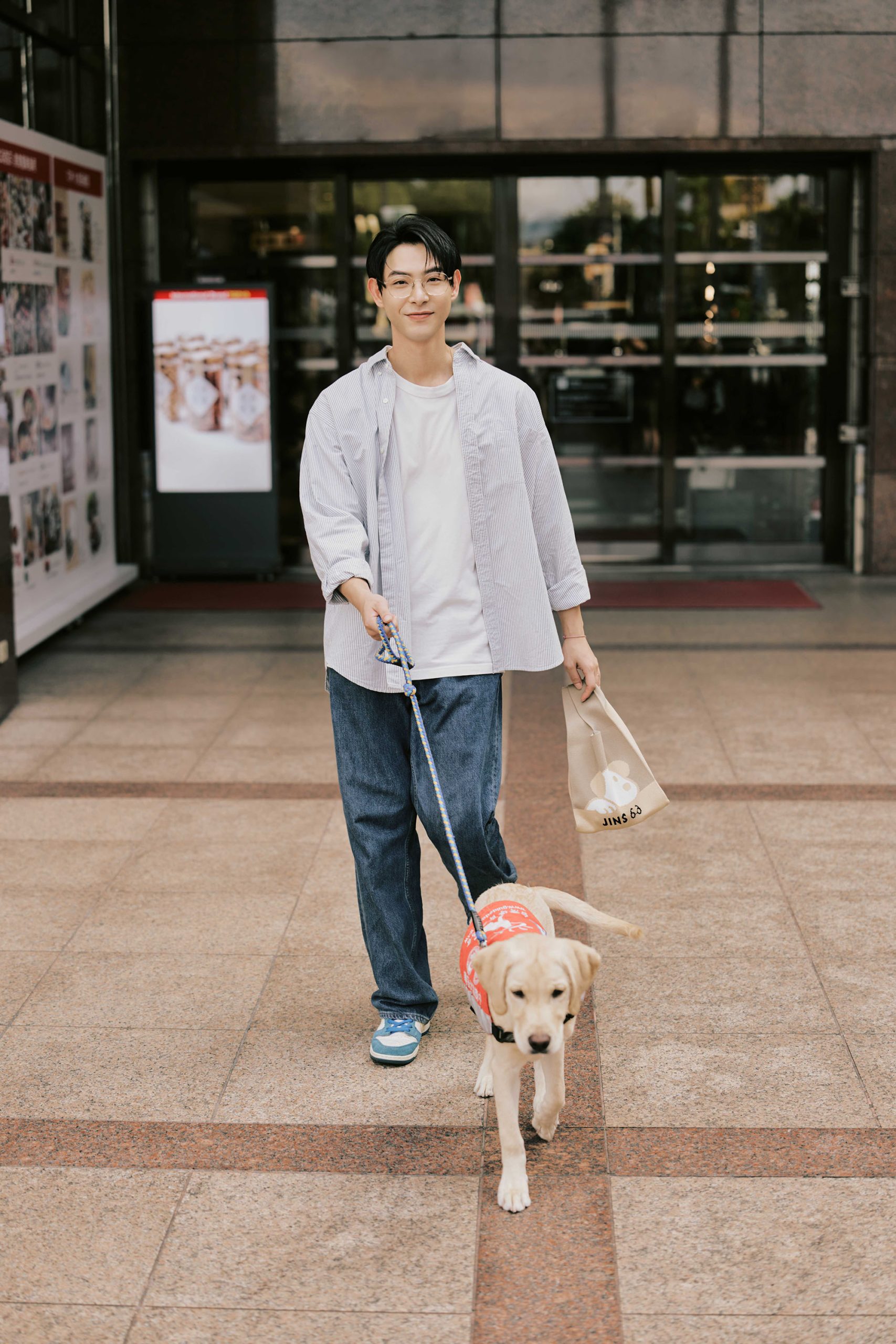 連晨翔化身一日訓練師 攜手JINS推導盲犬公益針織提袋傳遞溫柔陪伴力量 scaled
