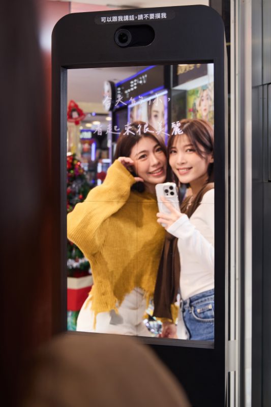 鏡面變導購新媒體：Micro LED 智能互動顯示翻轉藥妝購物體驗 1