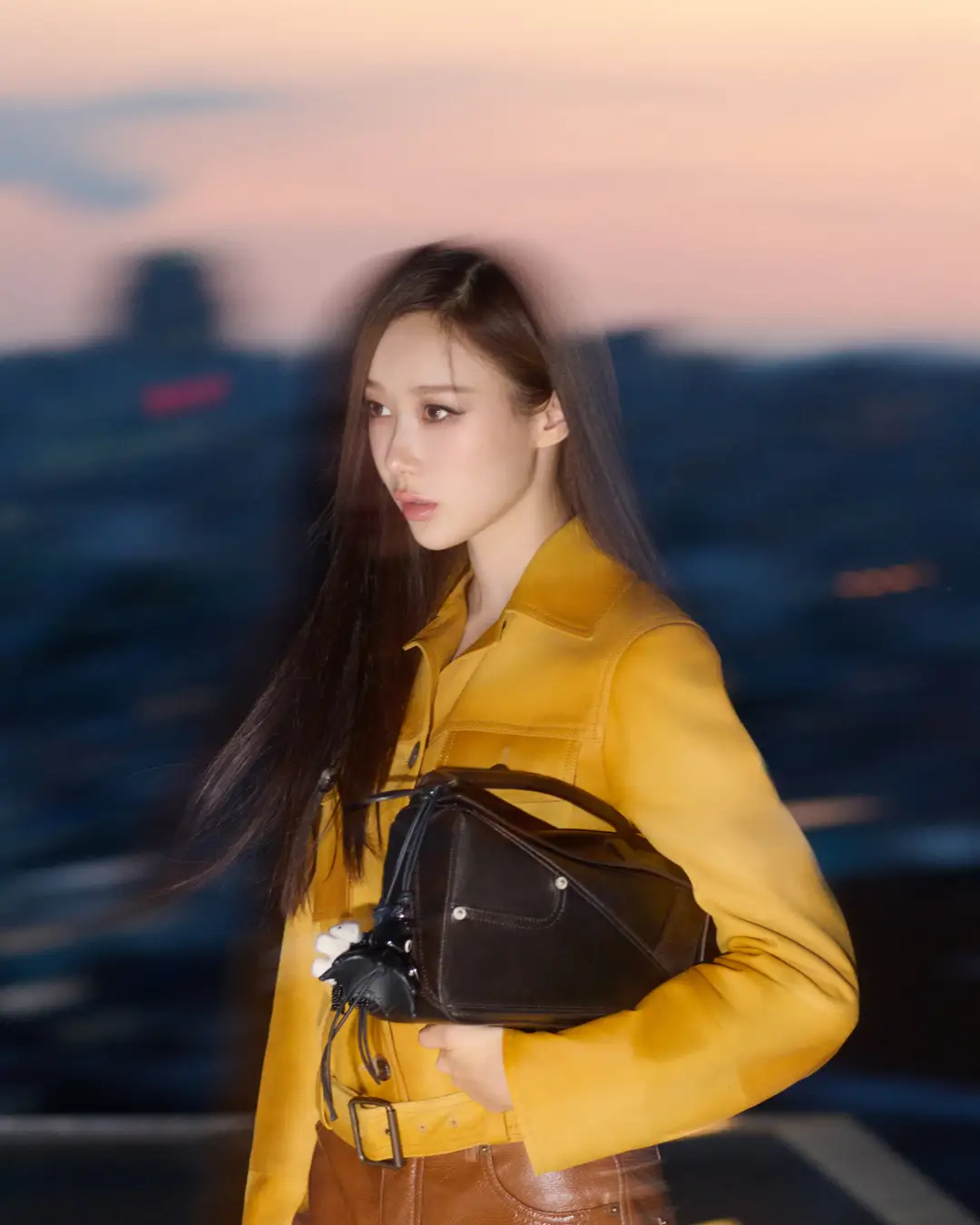 靜動交錯的城市凝視：LOEWE攜手aespa Giselle揭示Hammock Flip新象限5