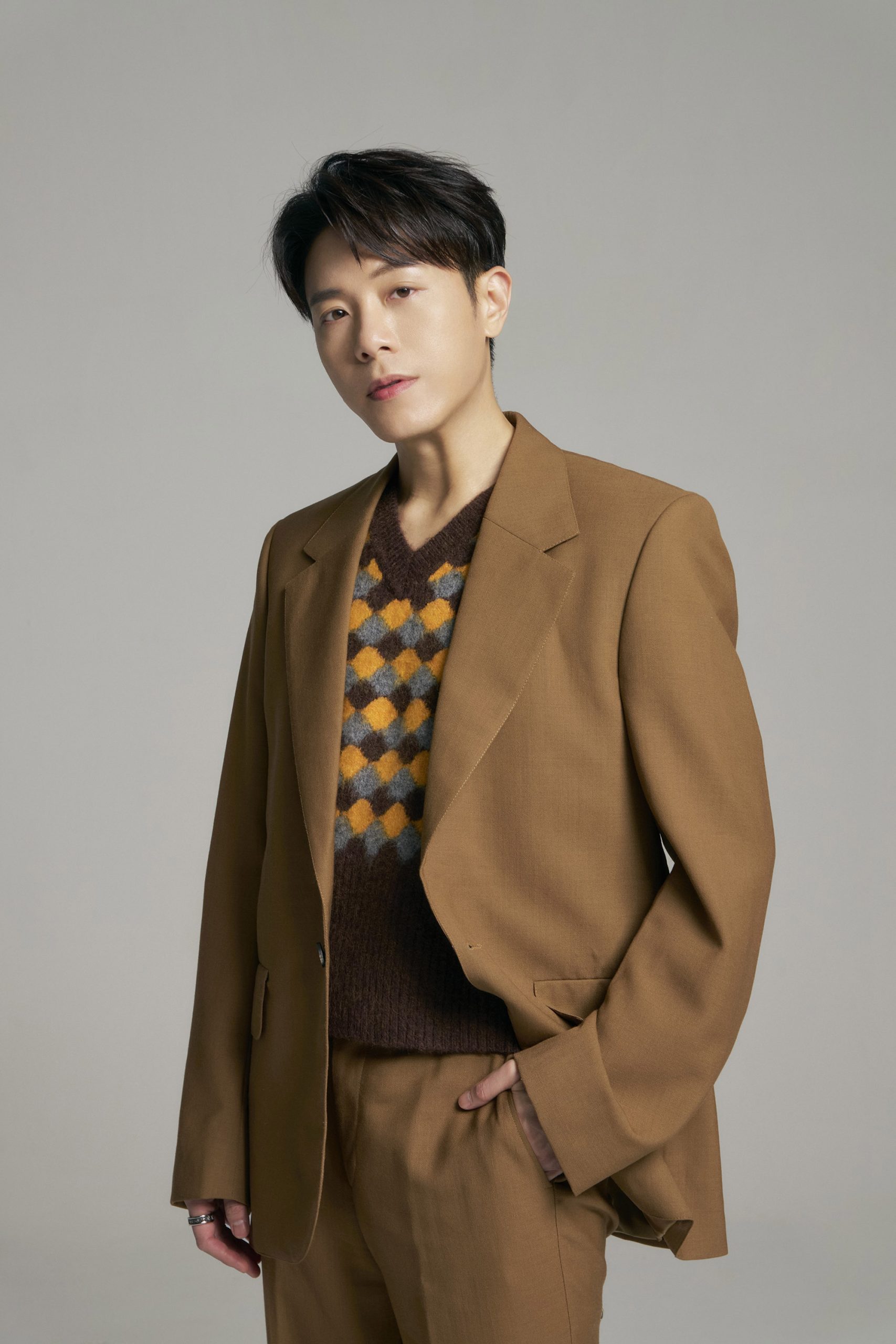 韋禮安攜手艾蜜莉AMILI演唱《監所男子囚生記》主題曲〈不開心就跳起來〉｜用復古節奏對抗現代焦慮 scaled