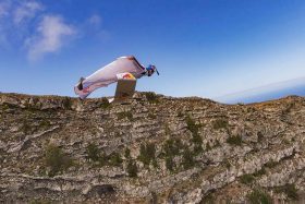 Red Bull 全新紀錄片《She Who Flies》Peter Salzmann 翼裝首創飛升與 Mathilde Gremaud 自由式滑雪傳奇
