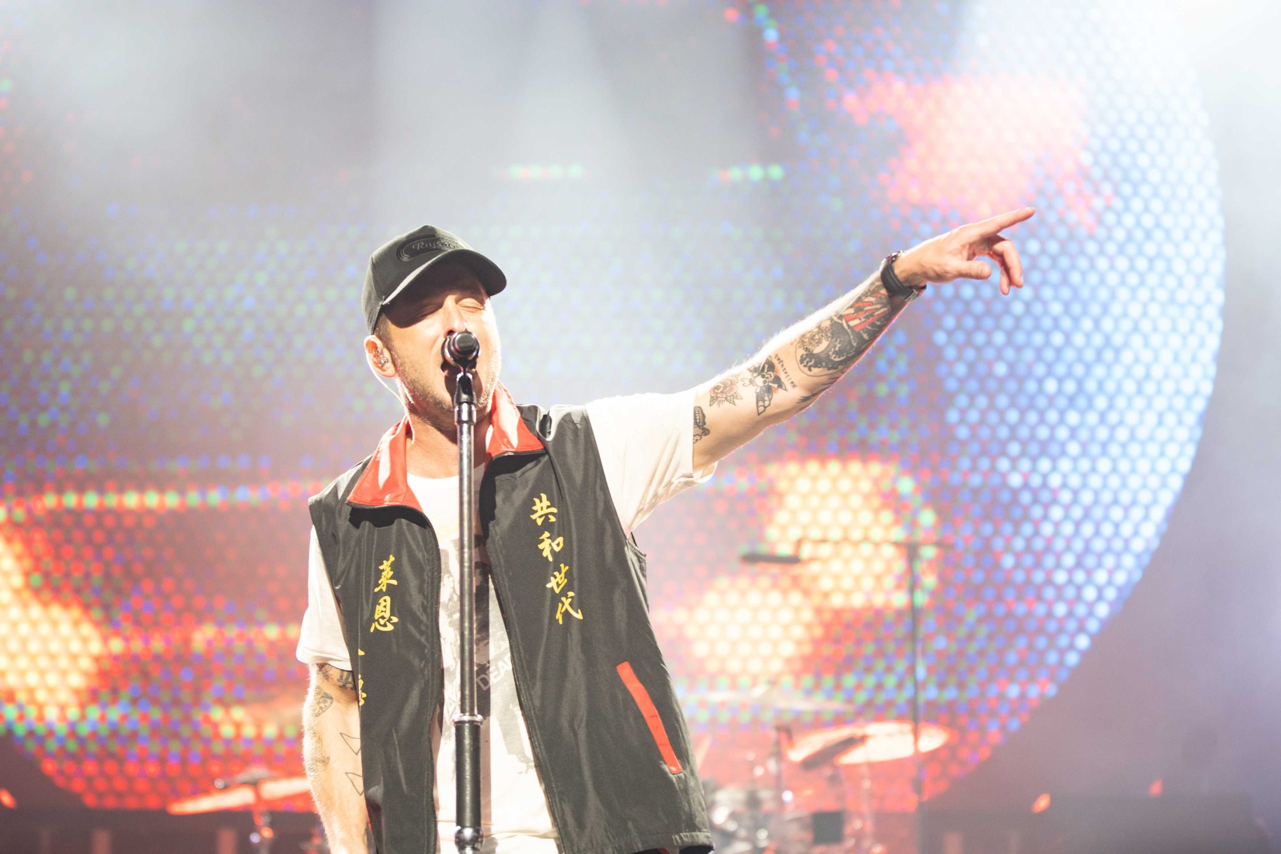 OneRepublic共和世代高雄完售狂歡掀熱潮 Ryan Tedder宮廟背心演出預告台北開唱 6 OneRepublic共和世代高雄完售狂歡掀熱潮 Ryan Tedder宮廟背心演出預告台北開唱3