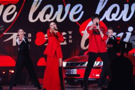 五月天台中演唱會驚喜升級 丁噹攜舞者熱唱經典組曲點燃全場氣氛