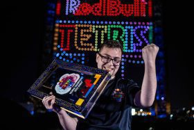Red Bull Tetris 世界總決賽登場｜俄羅斯方塊掀起空中革命，2,000架無人機化作夜幕電競舞台