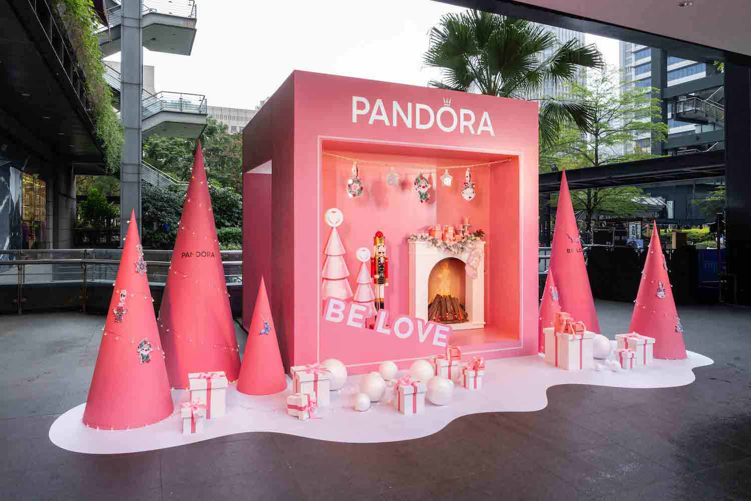 信義區粉紅奇幻冬日打卡熱點：Pandora快閃拍立得裝置溫柔登場 1