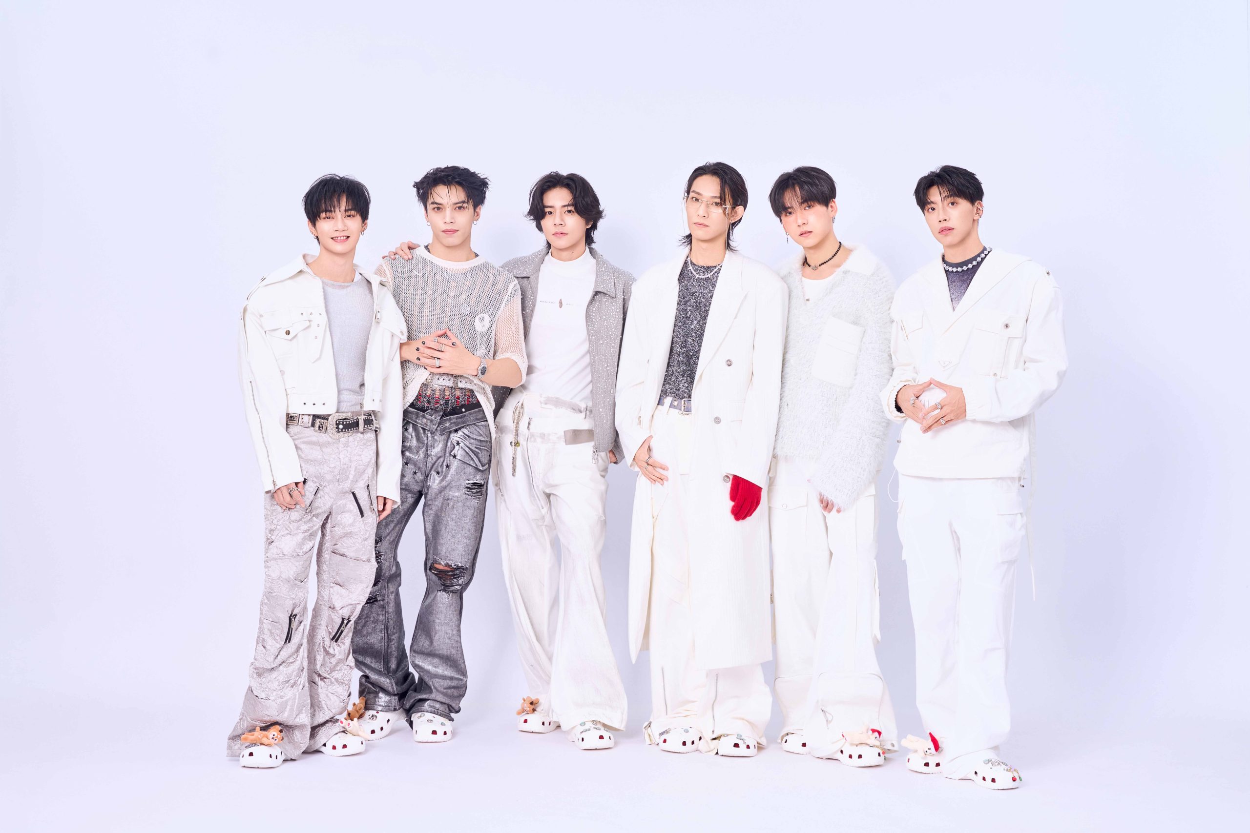 冬日型男穿搭新提案｜Crocs 攜手 OZONE 打造暖感聖誕鞋履系列 (1)