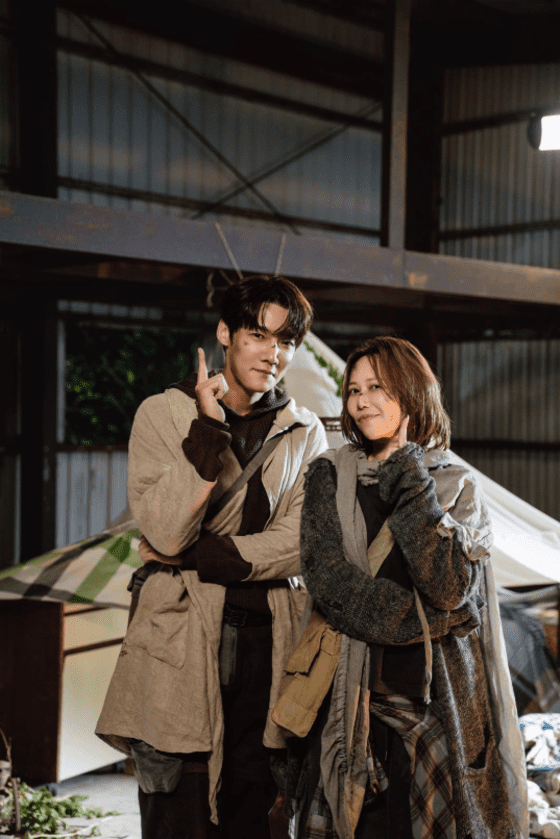 崔振赫×Mavis瑪菲司打造電影級MV《My Love》｜韓星與電商女王共譜末日動人傳奇 (2)