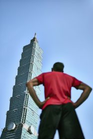 極限攀登者Alex Honnold挑戰台北101外牆｜《SKYSCRAPER LIVE》揭開徒手攀升508公尺的未知旅程