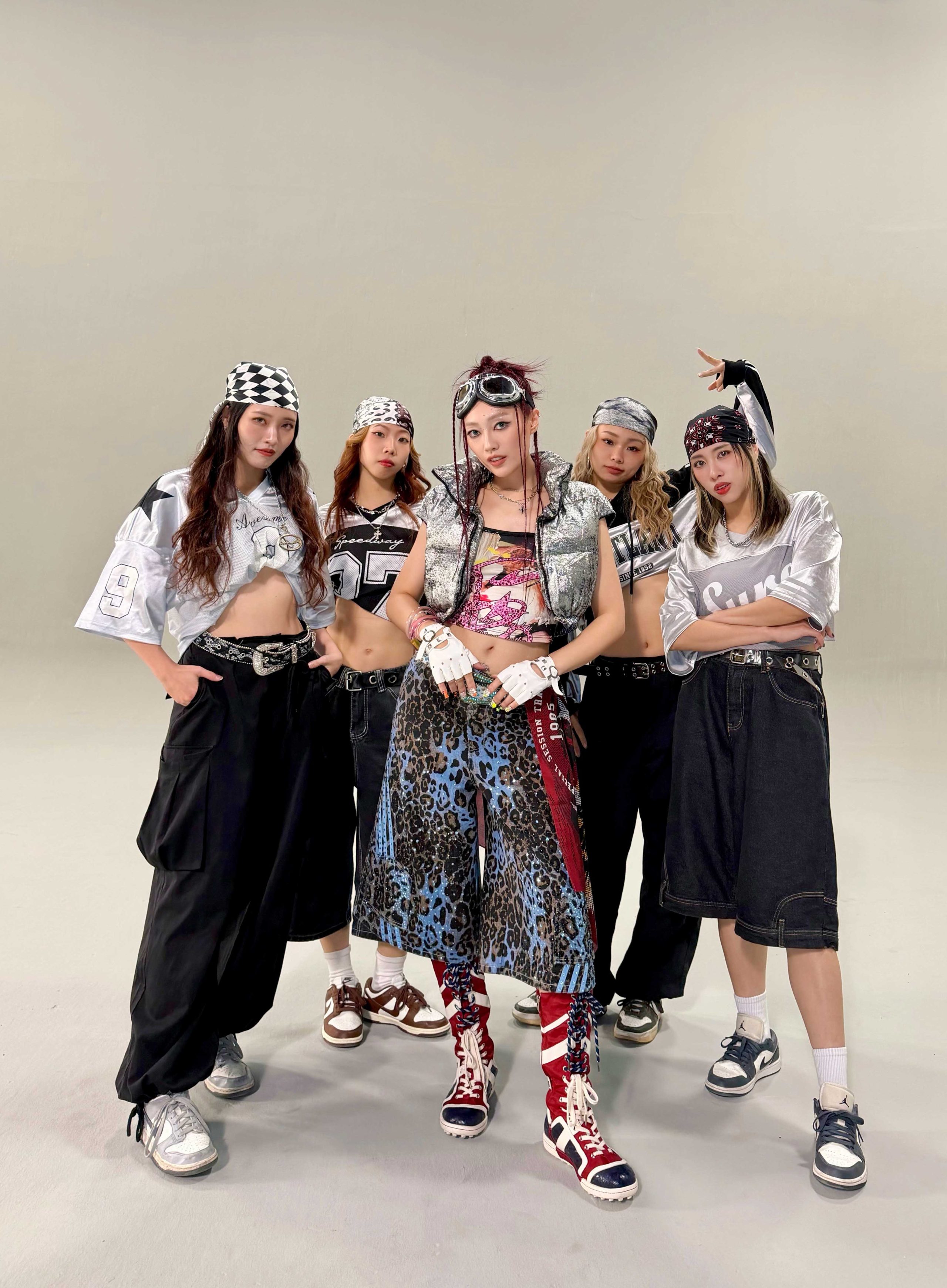 琟娜VERNA出招《Okashii奇怪欸》！動漫爆改Y2K雙面風格掀跨年倒數狂潮4