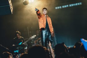 金曲音浪在廣州爆發｜蕭秉治《活著 Alive》首週年鼓鼓跨城力挺共創震撼舞台