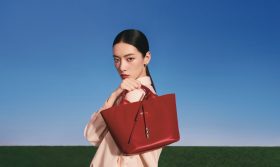 金紅交織的自由象徵：Longchamp 以奔馬啟程2026時尚賀歲意象