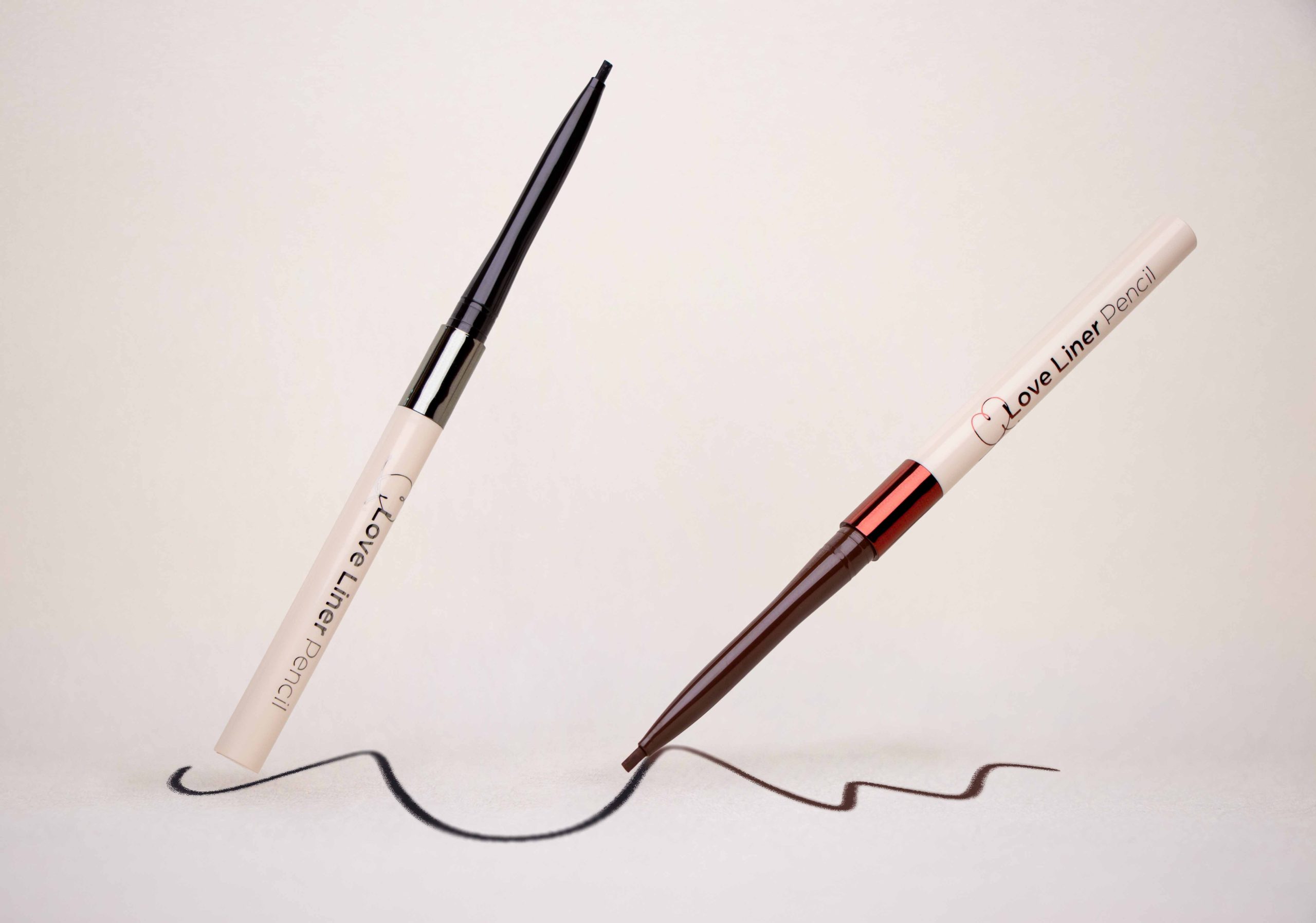 閃耀年末眼神進化術！Love Liner極細防水眼線筆精準登場 (3)