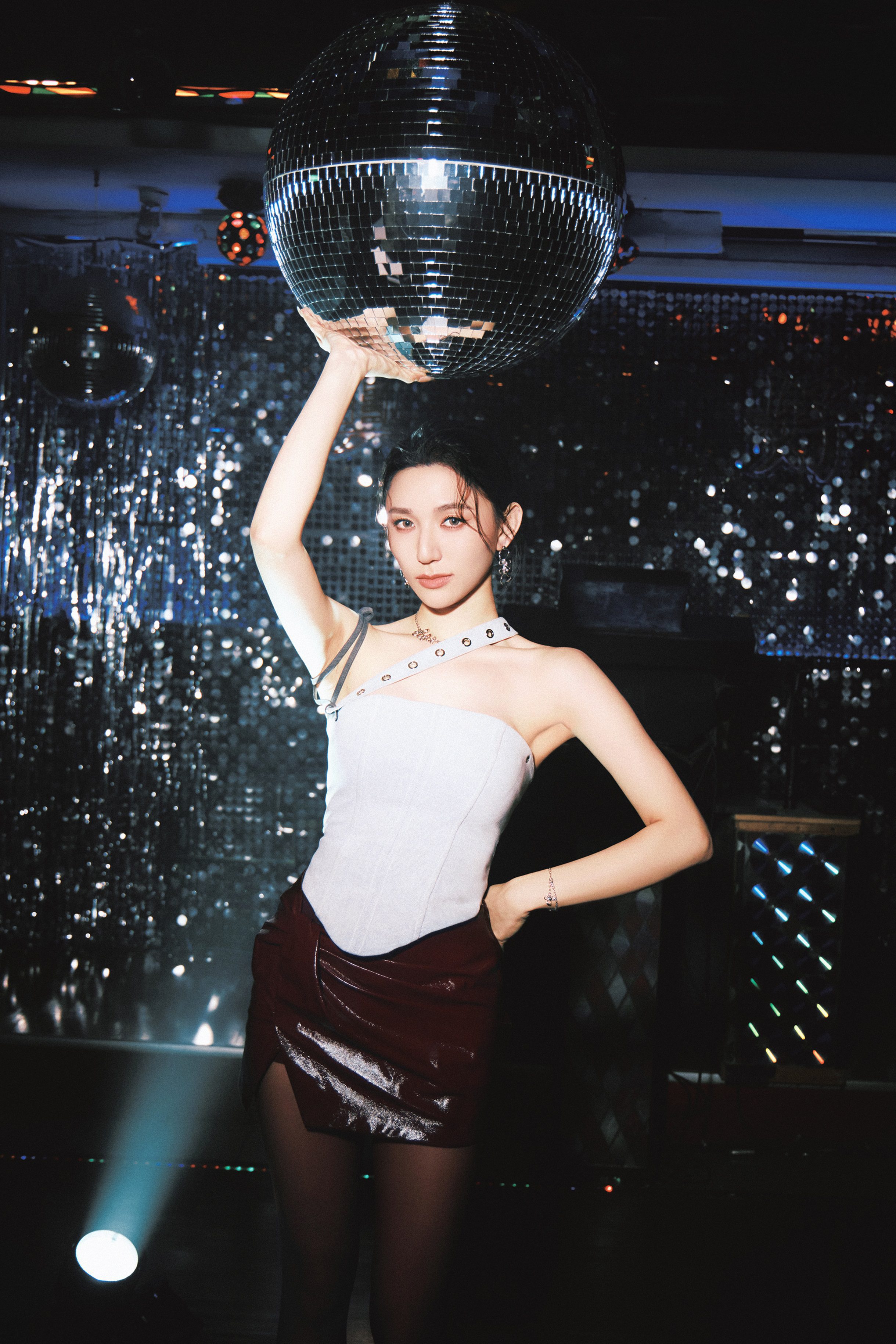 黃瑋昕Haezee再推主打〈懂事得可以〉MV｜KTV幽魂設定直擊愛裡最懂事的靈魂 (1)