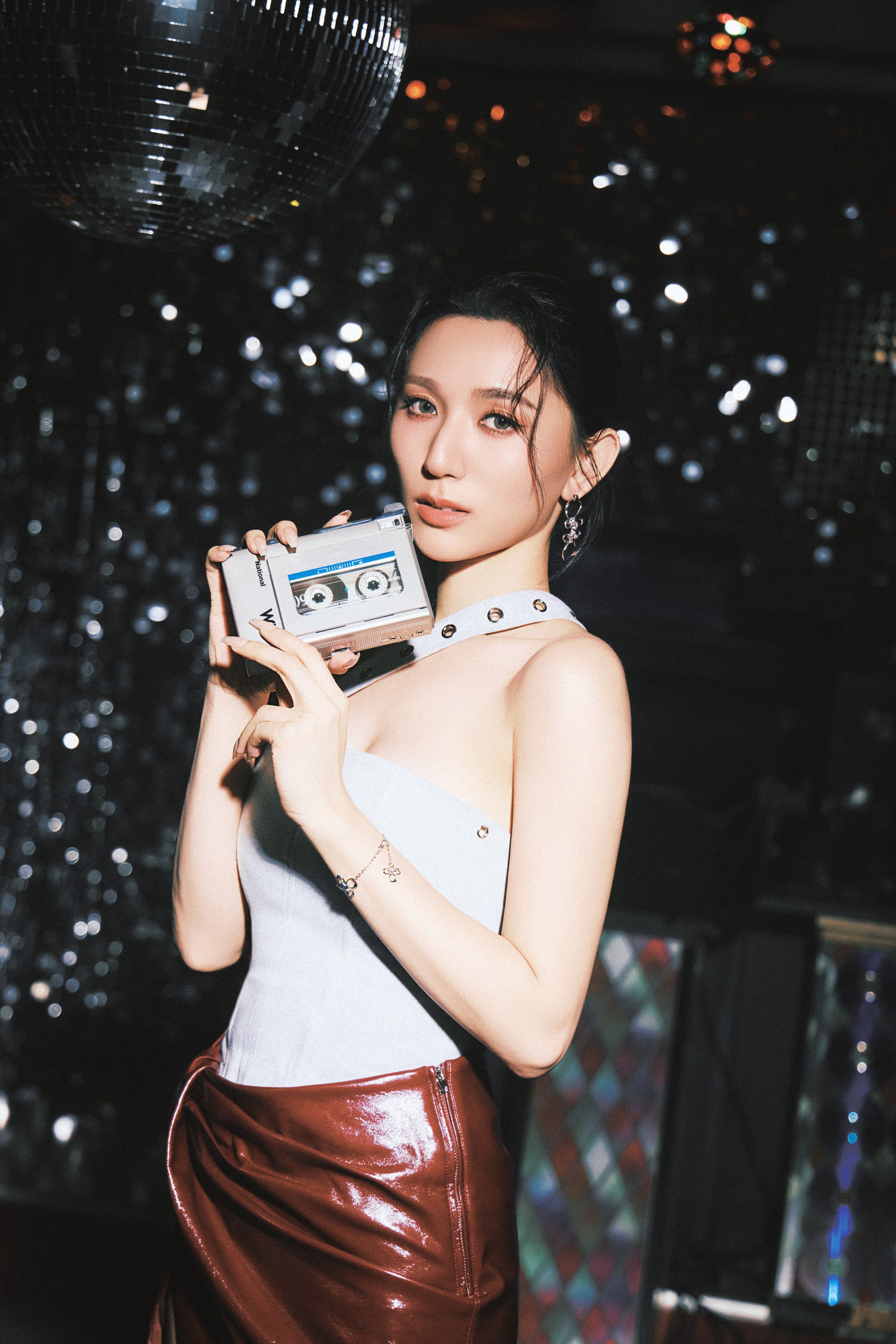 黃瑋昕Haezee再推主打〈懂事得可以〉MV｜KTV幽魂設定直擊愛裡最懂事的靈魂 (2)