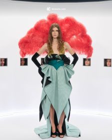 VALENTINO 2026高級訂製系列世界之鏡｜以凱撒全景重構凝視秩序的當代時尚儀式