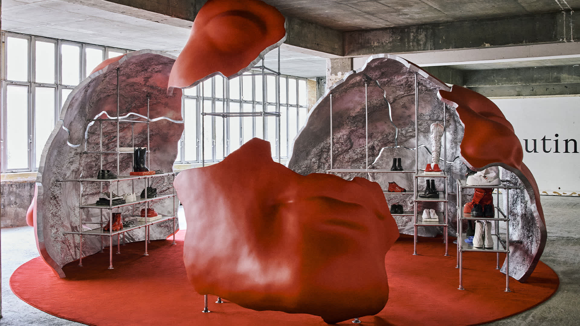 Christian Louboutin 攜手 Jaden Smith 揭幕沉浸式時尚敘事：2026秋冬男裝首發展演 (1)