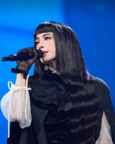 JOLIN元旦大巨蛋寓言舞台全解構｜愉悅紙鈔與貪婪金豬映照人性慾望試煉