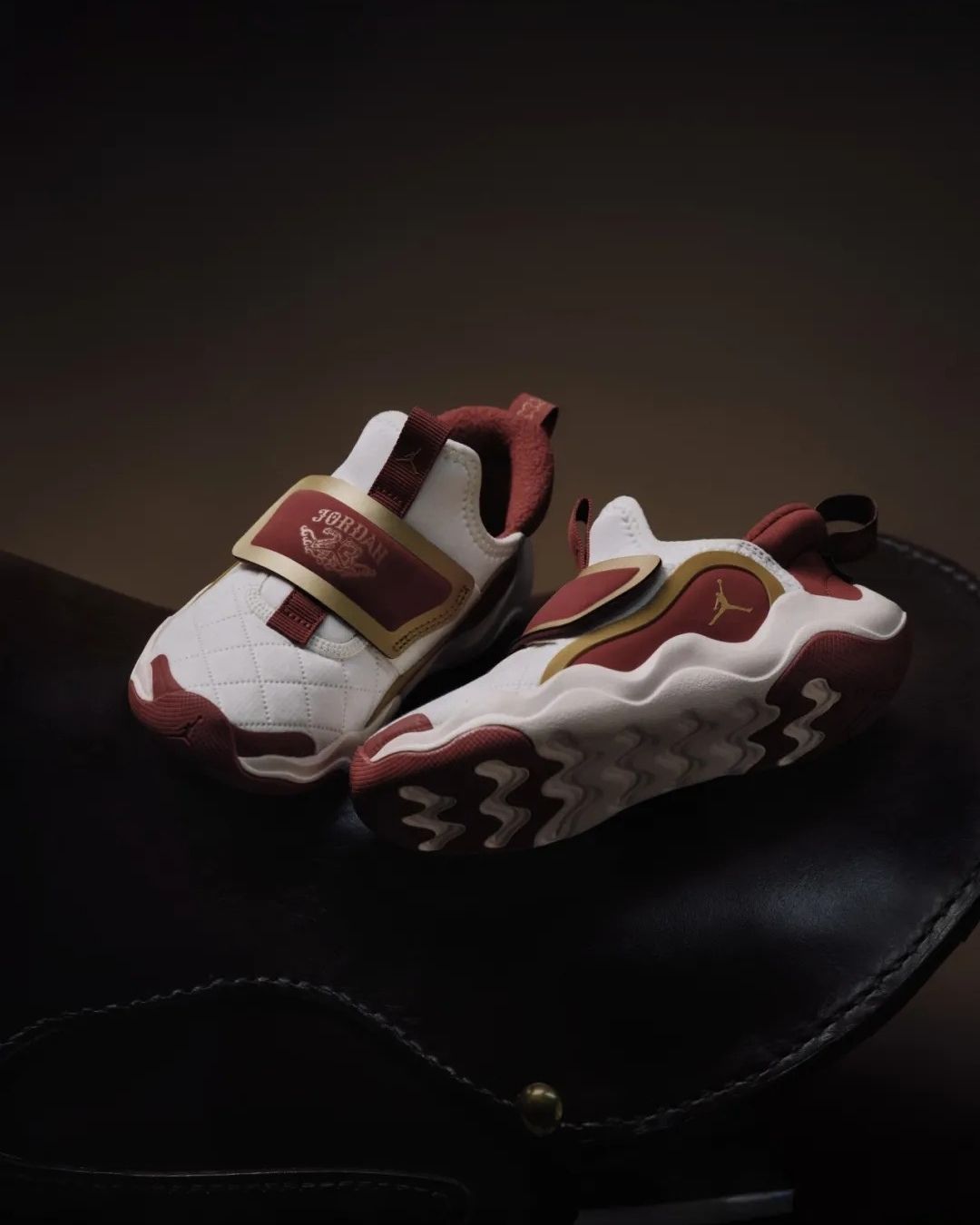 Jordan Brand「匠藝無疆」馬年系列登場｜以馬鞍意象詮釋一馬當先精神，鞋服同步展現新春質感2