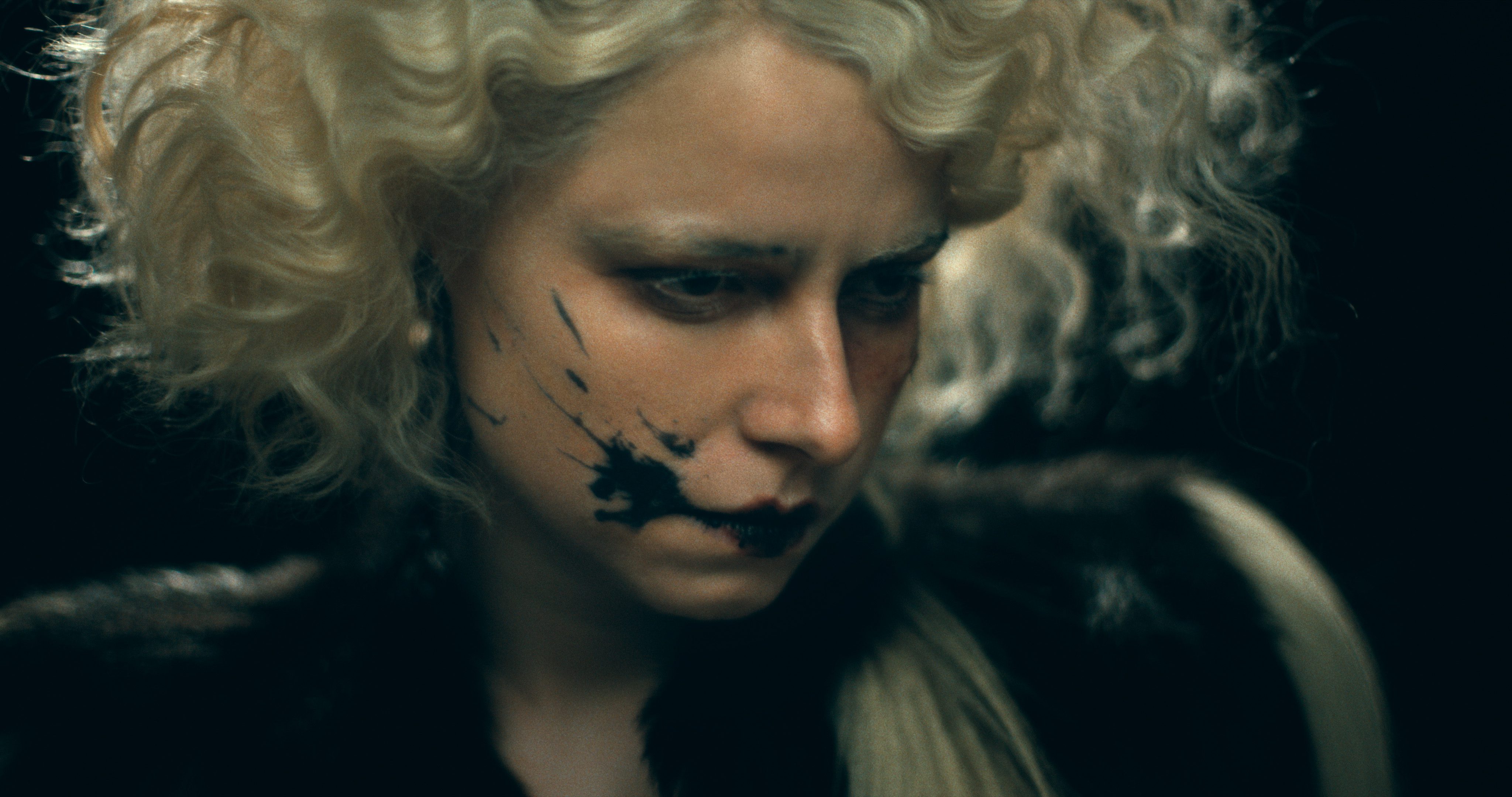 克里斯汀貝爾化身銀幕最魅怪物｜禁忌戀燃爆《科學新娘！》驚悚重生6