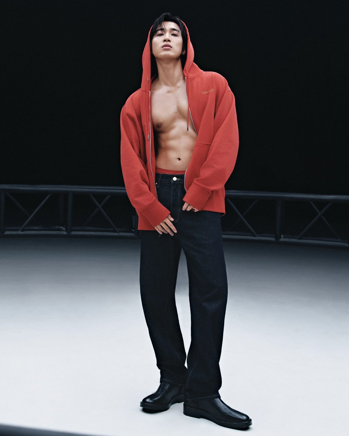婁峻碩一戰封神化身Calvin Klein賀歲紅星，裸身馭馬演繹性感力與美高峰 (1)