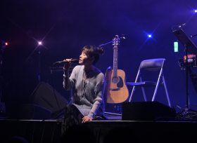 鄭宜農開春唱出反差魅力：從文青歌后變身即興喜劇女神