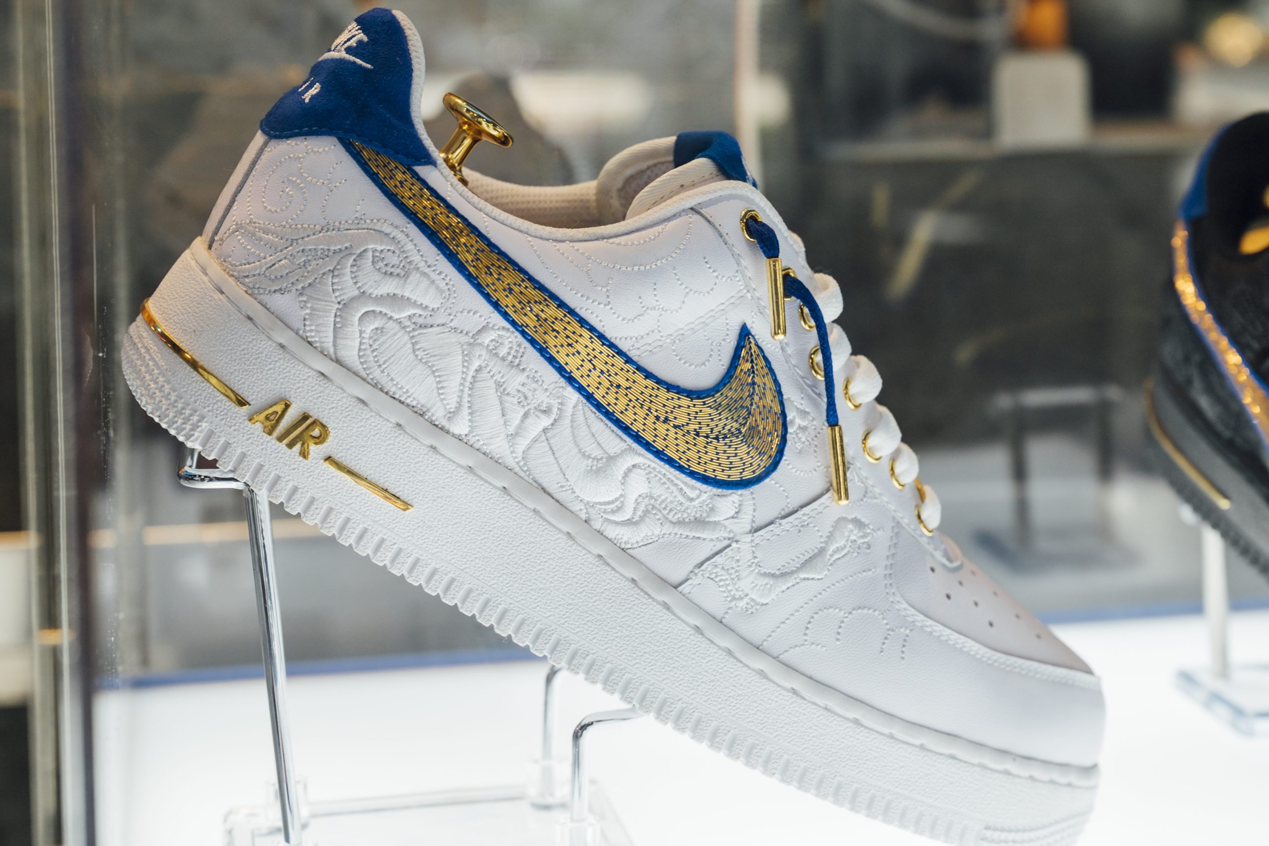 限量純金Nike Air Force 1震撼台中登場：kim a掀起黃金藝術新浪潮10