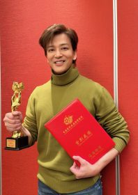 陳曉東喜領影帝展現喜感魅力，即興模仿謝天華熱舞版《愛很簡單》嗨翻現場