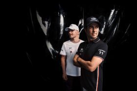 Cadillac F1 聯名啟動賽道時尚新章：TOMMY HILFIGER 領銜詮釋美式速度魅力