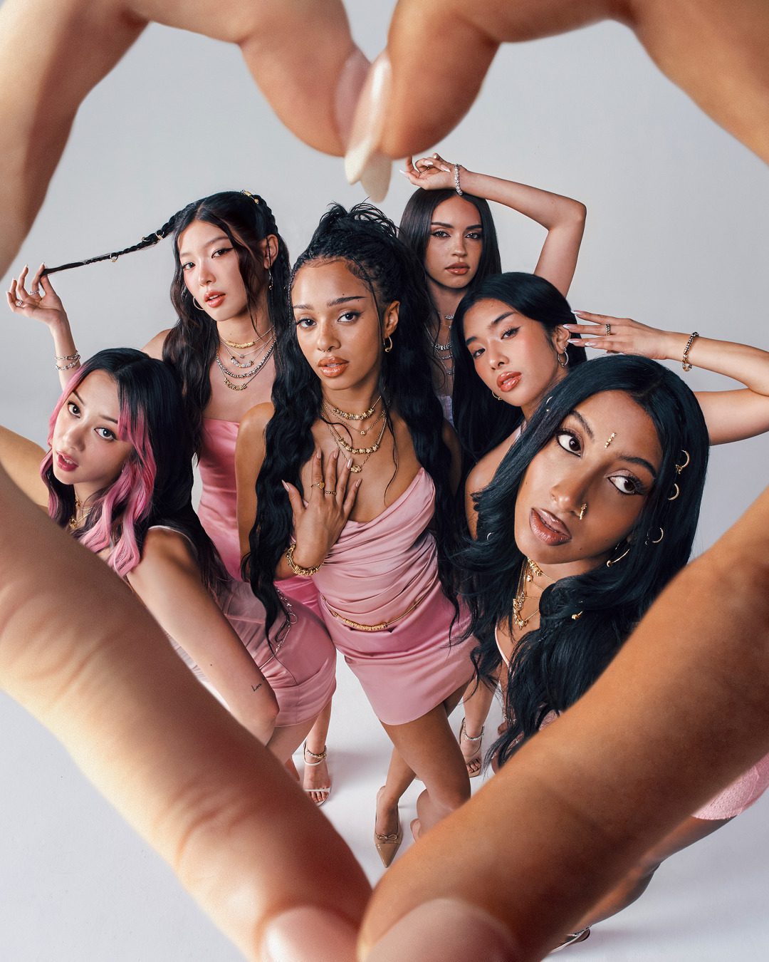 Pandora跨界KATSEYE演繹新型態珠寶語彙：迷你風格綻放自我態度 (1)