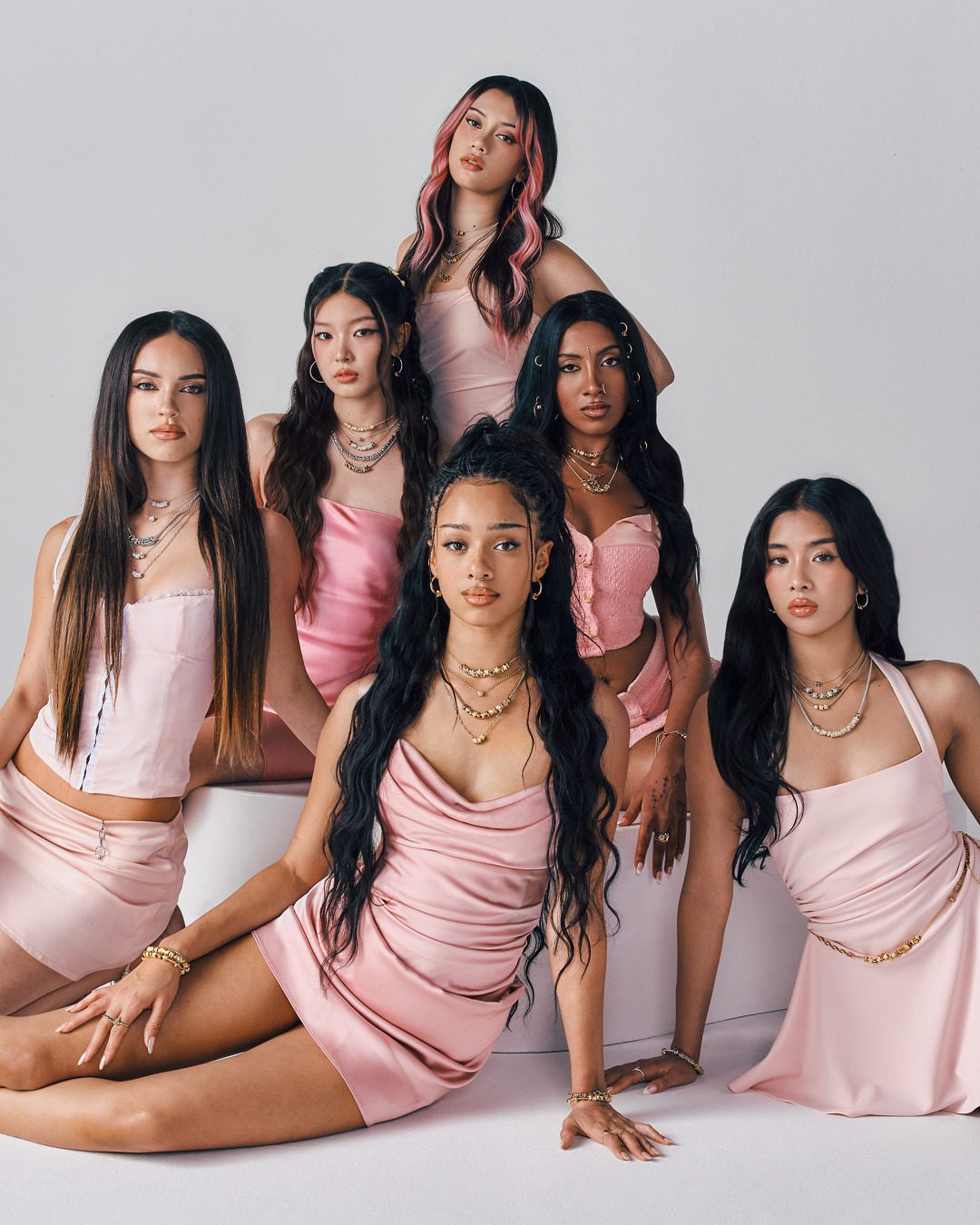 Pandora跨界KATSEYE演繹新型態珠寶語彙：迷你風格綻放自我態度 (2)