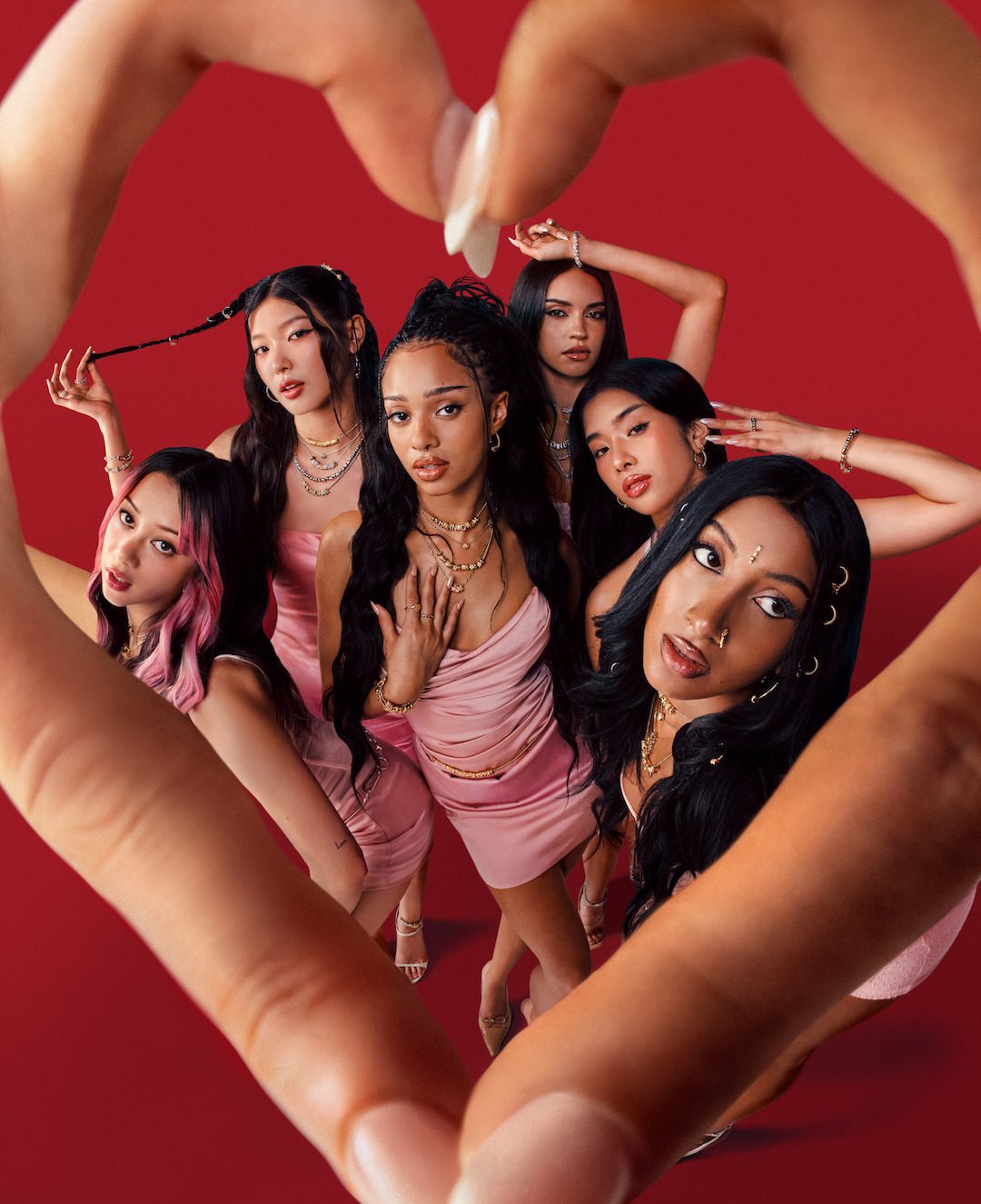 Pandora跨界KATSEYE演繹新型態珠寶語彙：迷你風格綻放自我態度 3