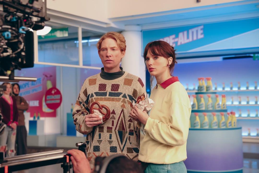 Taylor Swift重塑MV首發規則〈Opalite〉集結影壇實力陣容致敬90年代 1